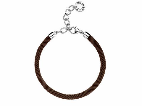 Dunkelbraunes Kordelarmband von Ti Sento mit Silberverschluss, verstellbar von 18 bis 22 cm, elegantes und modernes Design für vielseitige Outfits.