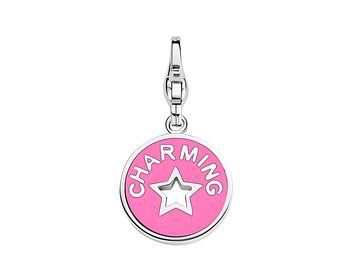 Silberner Anhänger von Ti Sento mit einem pinken und lila Coin. Auf dem Anhänger steht das Wort Charming in auffälligen Buchstaben und eine Sternapplikation ist in der Mitte platziert.