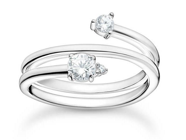 Charming Ring von Thomas Sabo aus Sterling Silber mit weißen Zirkonia in Gr. 58, präsentiert zwei geschwungene Ringe, einer mit großem und einer mit kleinem Stein.