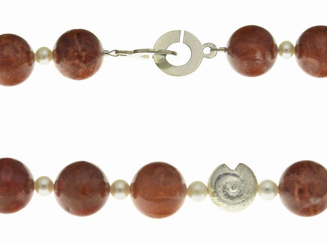 Korallenkette 45 cm in Rot und Weiß aus Schaumkoralle und Süßwasser Zuchtperlen, mit einem silbernen Verschluss, hergestellt von Juwelier Harnisch.