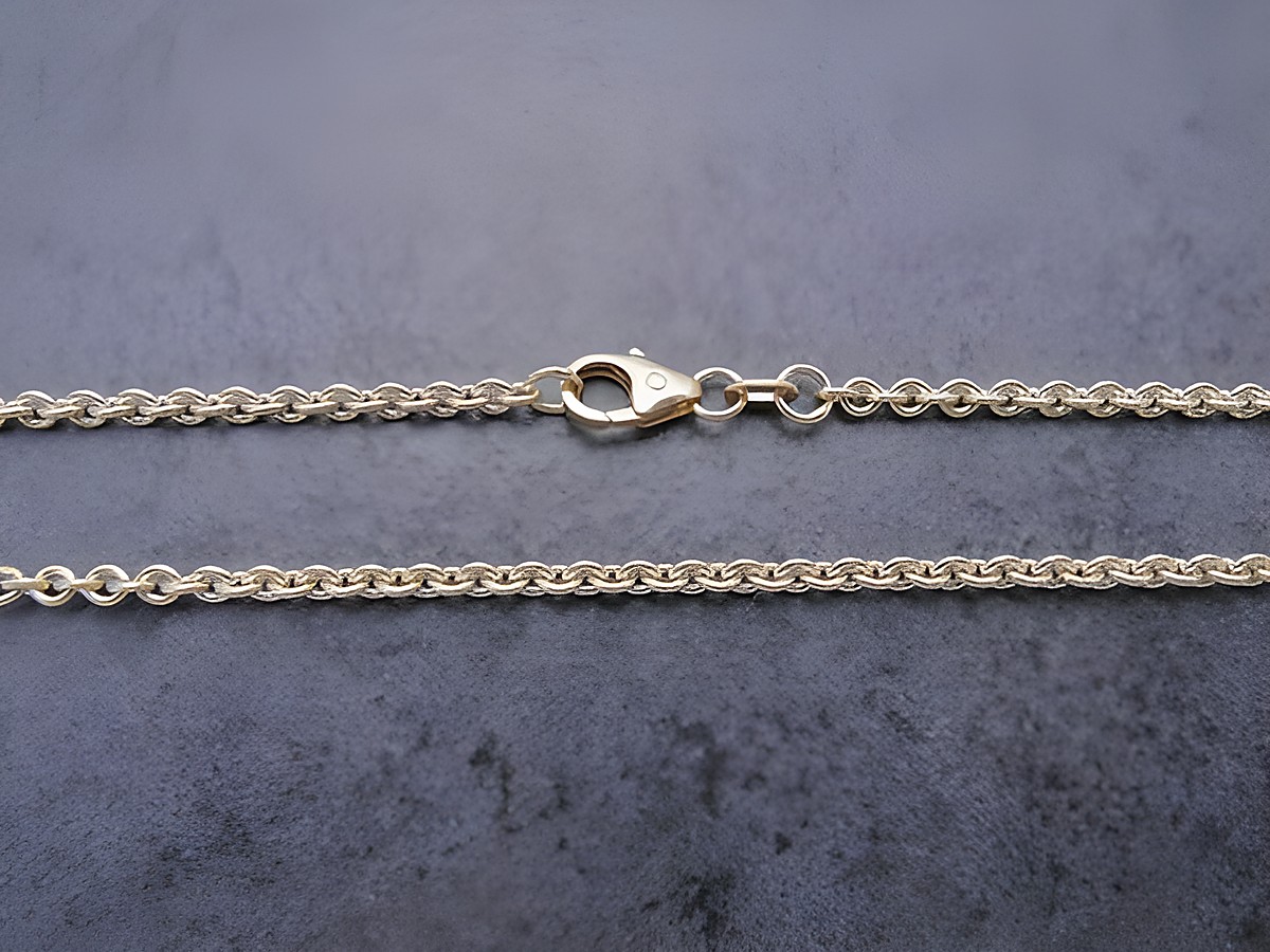Ankerkette aus Gold 585, 60 cm lang und 2,3 x 2,3 mm dick, mit Karabinerverschluss, Hersteller Juwelier Harnisch, geeignet für modische Akzente.