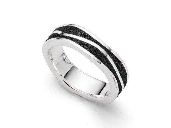 DUR Lavasand Ring Wellen in Sterling Silber Größe 60 mit einer eleganten, geschwärzten Oberfläche und feinen Metallstreifen, ideal für moderne Schmuckliebhaber.