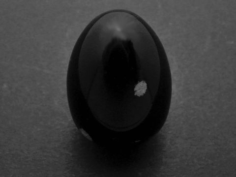 Steinei in Form eines Eies aus schwarz-grauem Achat, Naturstein mit glatter Oberfläche, Maße 30 x 22 x 22 mm, ideal als dekoratives Element oder Sammlerstück, Hersteller Juwelier Harnisch.