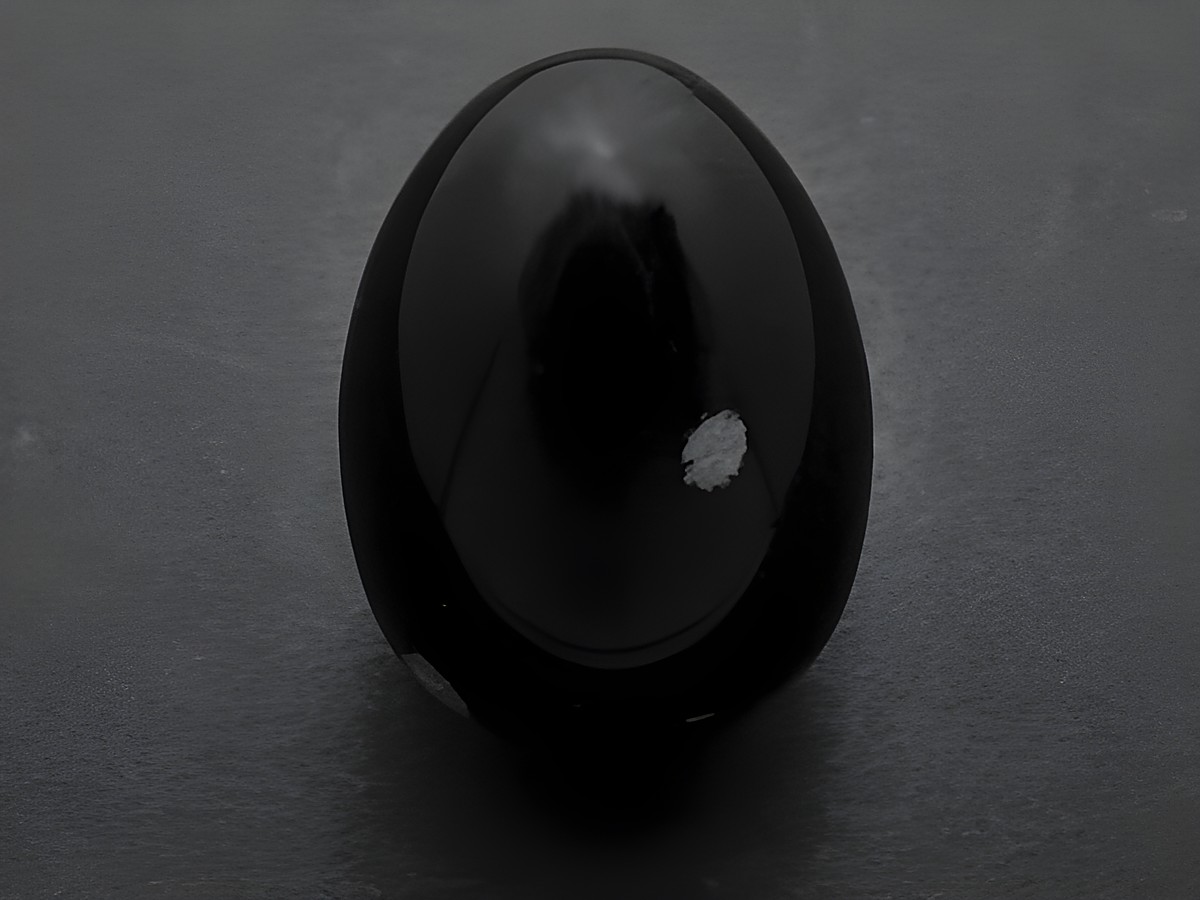 Steinei in Form eines Eies aus schwarz-grauem Achat, Naturstein mit glatter Oberfläche, Maße 30 x 22 x 22 mm, ideal als dekoratives Element oder Sammlerstück, Hersteller Juwelier Harnisch.