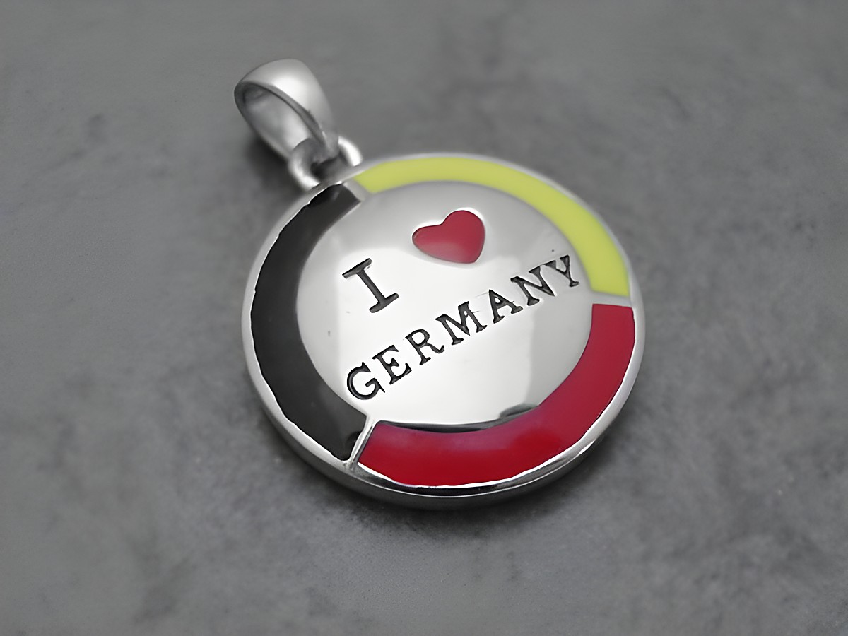 I love Germany Anhänger aus rhodiniertem Sterling Silber in den Farben Schwarz, Rot und Gold mit der Aufschrift I love Germany, Hersteller Juwelier Harnisch, Deutschland Fanartikel.