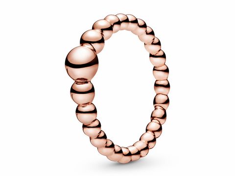 Perlenbesetzter Roségold Verg. Ring von Pandora in Größe 48. Der Ring ist aus kleinen und großen, glänzenden Perlen gestaltet und hat eine elegante, zeitlose Erscheinung.