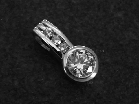 Glamouröser Design Anhänger aus rhodiniertem Sterling Silber mit Zirkonia, Hersteller Juwelier Harnisch, funkelt elegant und verleiht jedem Outfit einen besonderen Glanz.