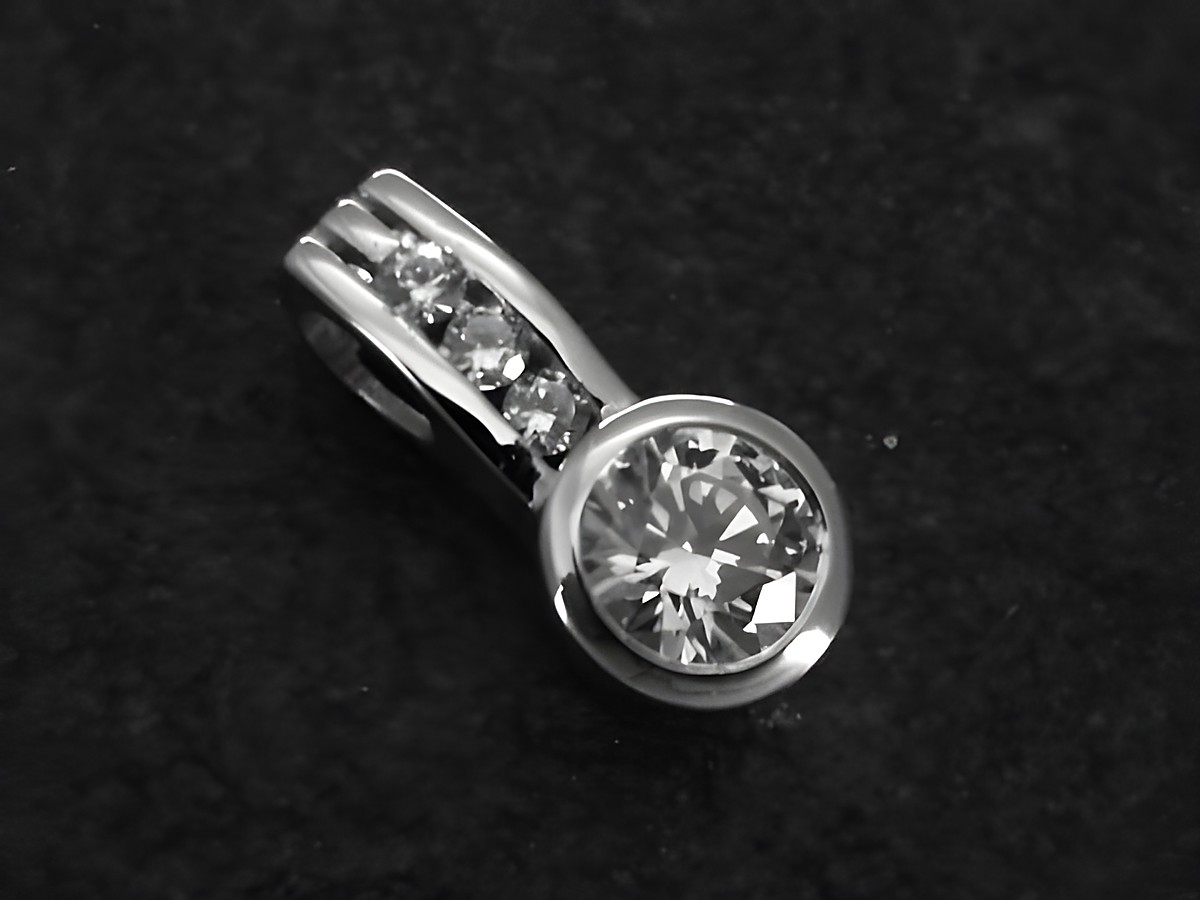 Glamouröser Design Anhänger aus rhodiniertem Sterling Silber mit Zirkonia, Hersteller Juwelier Harnisch, funkelt elegant und verleiht jedem Outfit einen besonderen Glanz.
