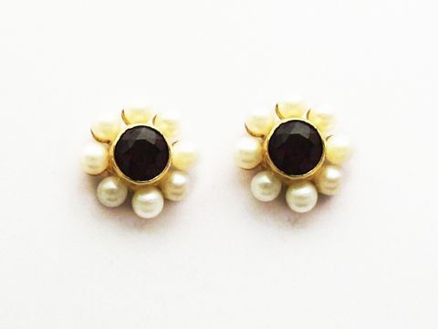 Granat Schmuck Ohrringe 9,5 mm Ohrstecker in Gold mit rundem Granat und lustigen Perlenblüten. Hergestellt von Juwelier Harnisch, elegantes Design für jeden Anlass.
