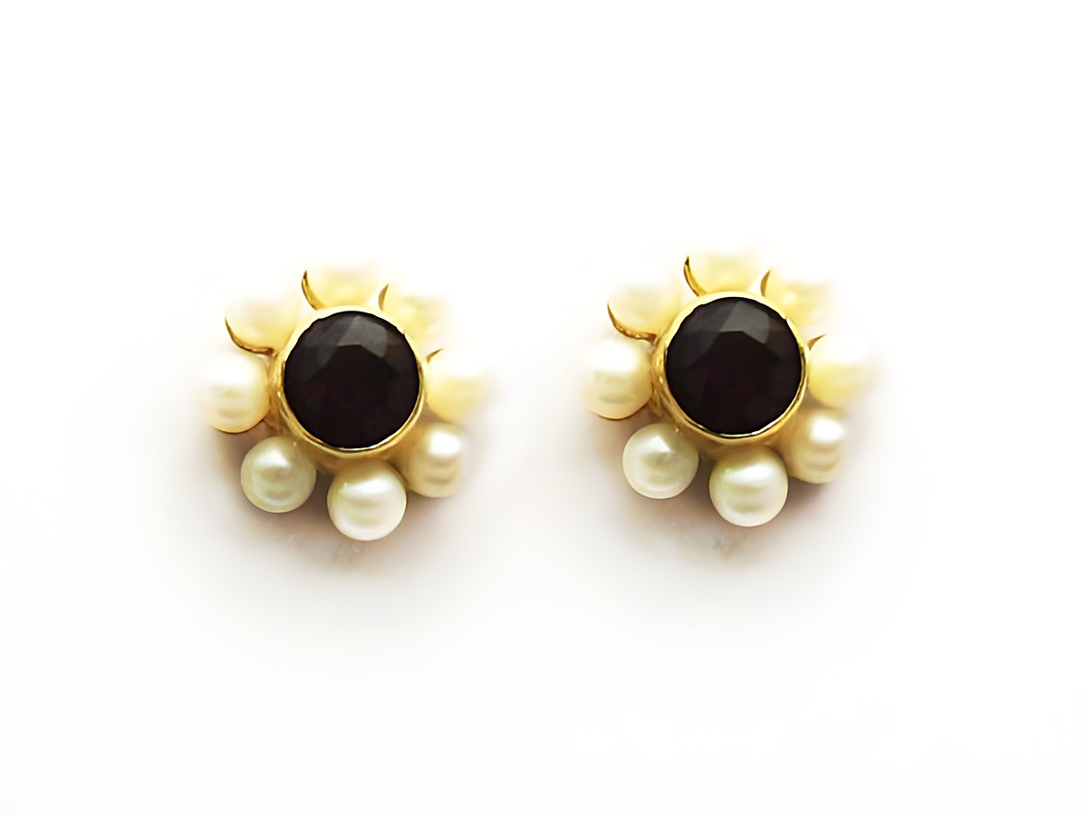 Granat Schmuck Ohrringe 9,5 mm Ohrstecker in Gold mit rundem Granat und lustigen Perlenblüten. Hergestellt von Juwelier Harnisch, elegantes Design für jeden Anlass.