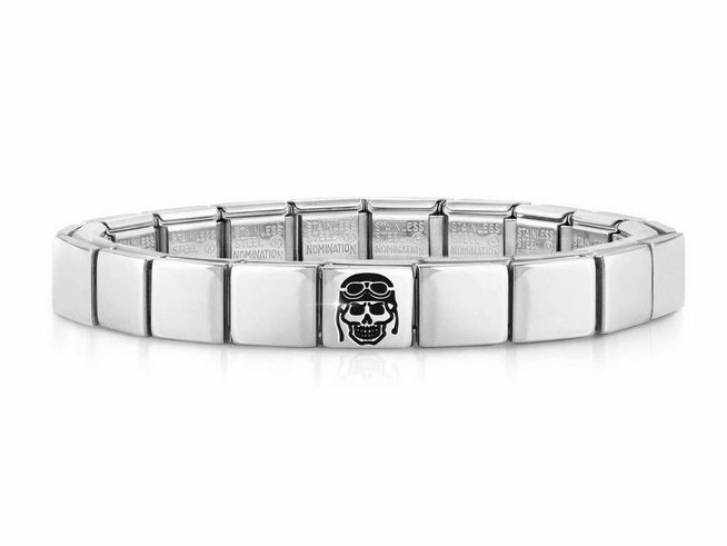 423910129-0 Edelstahl Biker-Schädel Armband von Nomination, charakteristisches Design mit schwarz-weißer Schädelmotivik, ideal für modische Akzente und individuellen Stil.