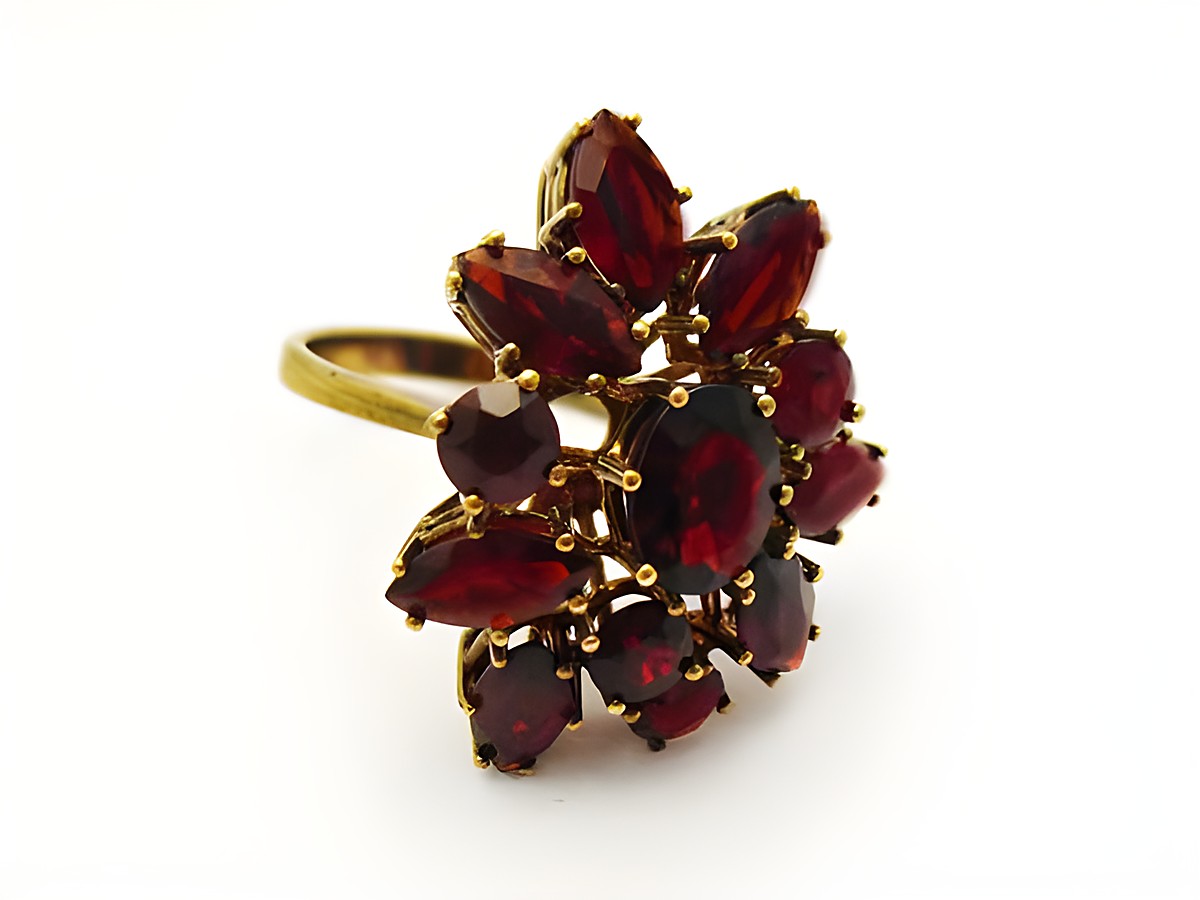 Goldring Granat opulent aus 333 Gelbgold in Gr. 55, hergestellt von Juwelier Harnisch, besetzt mit roten Granatsteinen in kunstvollem Design, bis Gr. 56/18 verfügbar.