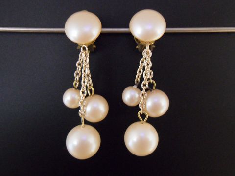 71806-0 Ohrclip in hellrosa zeitlos mit goldfarbenen Elementen und synthetischen Zuchtperlen, Hersteller Juwelier Harnisch, elegantes Design für besondere Anlässe.