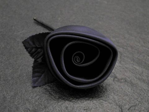 Zarter Haarschmuck in Form einer royalblauen Satin Rose mit Blättern, ideal für festliche Anlässe, Hersteller Juwelier Harnisch, auch als Brosche verwendbar.