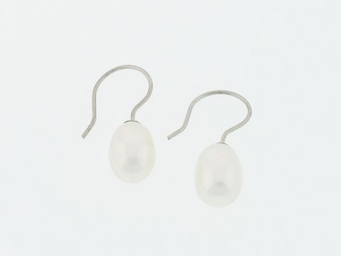 Silber Ohrringe mit klassischen Haken, verziert mit Süßwasser Zuchtperlen, hergestellt von Juwelier Harnisch, elegante Perlen Ohrringe für jeden Anlass.