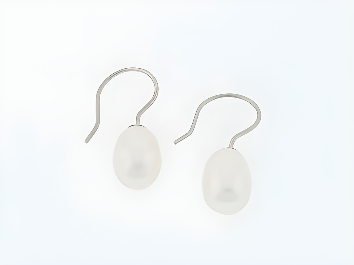 Silber Ohrringe mit klassischen Haken, verziert mit Süßwasser Zuchtperlen, hergestellt von Juwelier Harnisch, elegante Perlen Ohrringe für jeden Anlass.