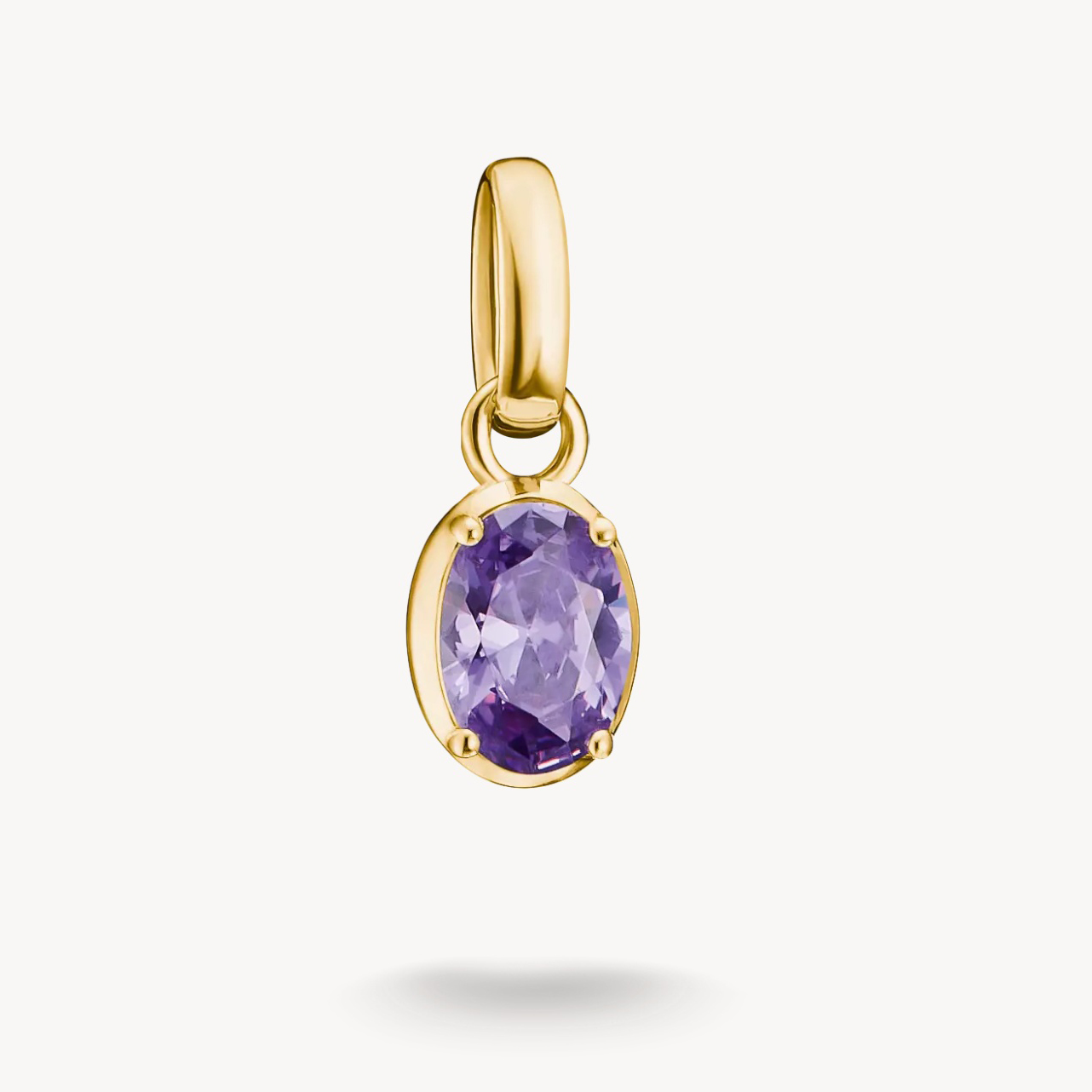 Charm von Thomas Sabo aus 18k Gelbgold mit amethystfarbenem Zirkonia als Geburtsstein für Februar, elegant und stilvoll, ideal für eine persönliche Schmuckkollektion.