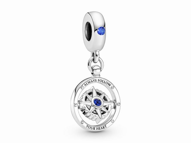 Silberner Pandora Anhänger mit einem blauen Kristall und dem Spruch Always Follow Your Heart, gestaltet als Kompass mit einer filigranen Optik.