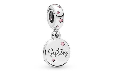 Silberner Anhänger von Pandora mit der Gravur Sisters und kleinen rosa Sternen, ideal als Geschenk für Schwestern. Hochwertiger Silber dangle von der Marke Pandora.