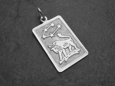 Sterling Silber rhodiniert Anhänger für das Sternzeichen Stier in rechteckiger Form mit graviertem Stier und Sternen. Ideal für astrologische Liebhaber. Hersteller Juwelier Harnisch.