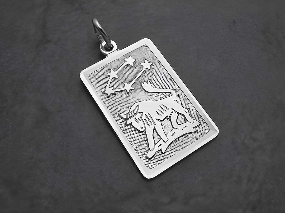 Sterling Silber rhodiniert Anhänger für das Sternzeichen Stier in rechteckiger Form mit graviertem Stier und Sternen. Ideal für astrologische Liebhaber. Hersteller Juwelier Harnisch.