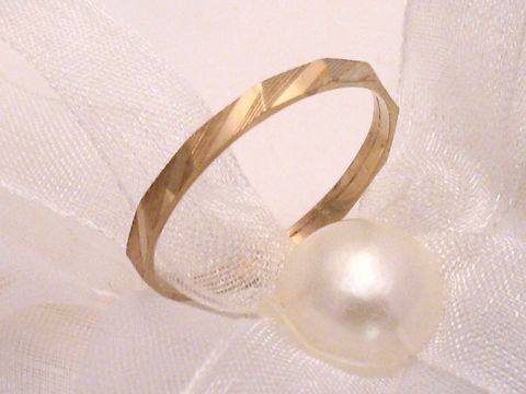 400257-0 Trauring Ehering FINE aus Gold 333 mit einem Durchmesser von 67/21,3, Hersteller Juwelier Harnisch, bis Größe 68/21,6, der Ring ist auf einem zarten Stoff mit einer Perle drapiert.