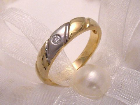 Trauring Ehering in Gold 585 mit einem brillanten Stein, design mit eleganter Welle, Hersteller Juwelier Harnisch, Größe 55,5/17,6 bis max. Größe 56/17,8.