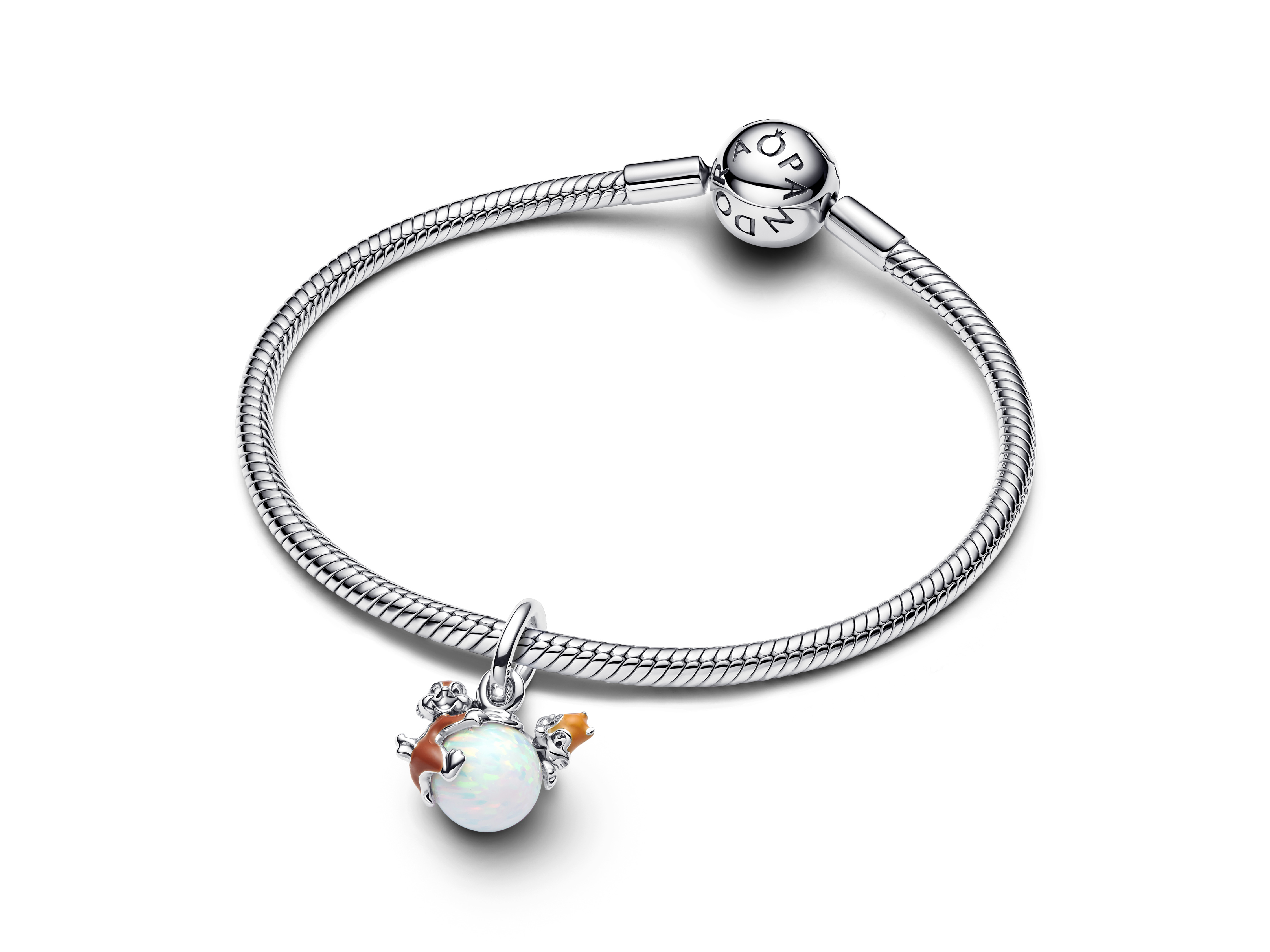 Silberner Pandora Charm mit Disney Chip und Dale Anhänger, ergänzt durch einen lab-created synthetischen Opal und Emaille, perfekt für den einzigartigen Moment.