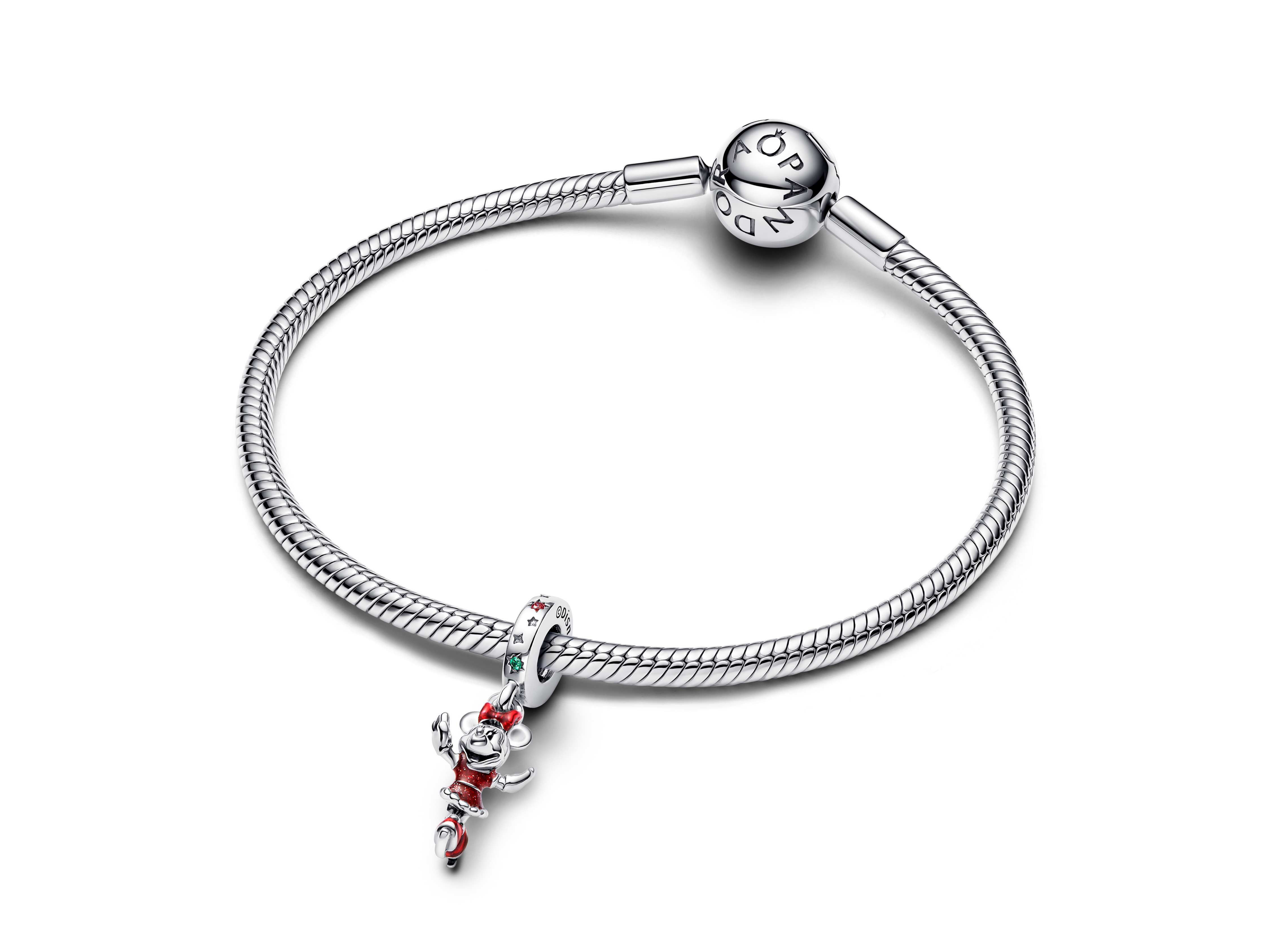 Silberne Pandora Charm mit Disney Minnie Mouse beim Eislaufen, verziert mit rotem Zirkonia und farbigen Details, auf einem flexiblen Armband präsentiert, ideal für Sammler und Disney-Fans.