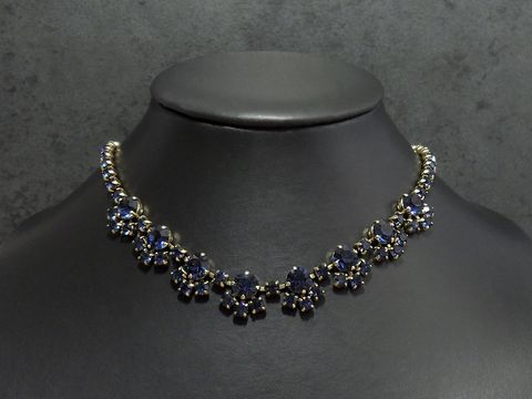 Strass Kette reizvoll in BLAU, 44 cm lang, goldfarbene Fassung, Hersteller Juwelier Harnisch. Elegant und schimmernd, ideal für besondere Anlässe.
