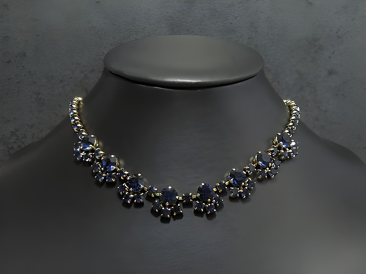 Strass Kette reizvoll in BLAU, 44 cm lang, goldfarbene Fassung, Hersteller Juwelier Harnisch. Elegant und schimmernd, ideal für besondere Anlässe.