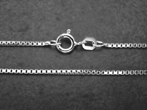 Silberkette 70 cm Veneziakette aus 1,2 mm Sterling Silber rhodiniert mit einem hochwertigen Verschluss, ideal für eleganten Schmuck. Hersteller: Juwelier Harnisch.