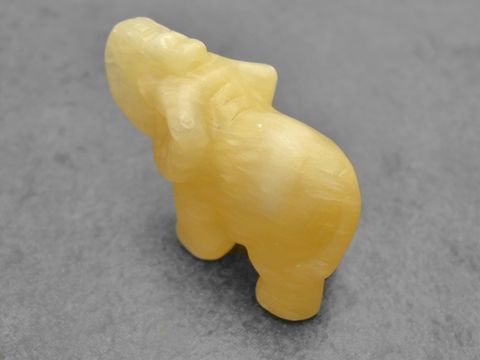 Elefant aus gelbem Achat stehend, plastische Steinfigur, Glücksbringer, Hersteller: Juwelier Harnisch, für Sammler und als besondere Geschenkidee geeignet.