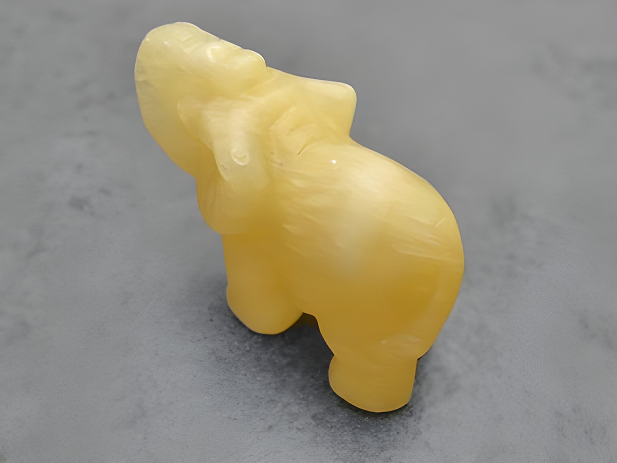 Elefant aus gelbem Achat stehend, plastische Steinfigur, Glücksbringer, Hersteller: Juwelier Harnisch, für Sammler und als besondere Geschenkidee geeignet. – Ansicht 2