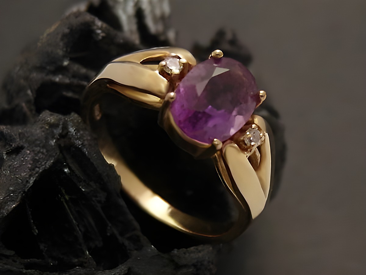 Goldring bezaubernd Gold 333 mit einem zentralen Amethyst und zwei kleinen Diamanten, Größe 53, Hersteller Juwelier Harnisch, bis Größe 54.