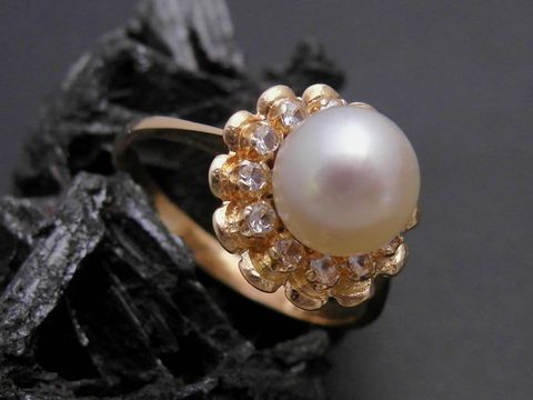 Gold Perlen Ring mit einer Zuchtperle von 7,5 mm und Zirkonia, Größe 56, aus Gold 585, gefertigt von Juwelier Harnisch, elegantes Design und bis Größe 56 geeignet.