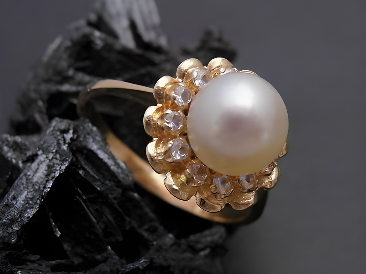 Gold Perlen Ring mit einer Zuchtperle von 7,5 mm und Zirkonia, Größe 56, aus Gold 585, gefertigt von Juwelier Harnisch, elegantes Design und bis Größe 56 geeignet.