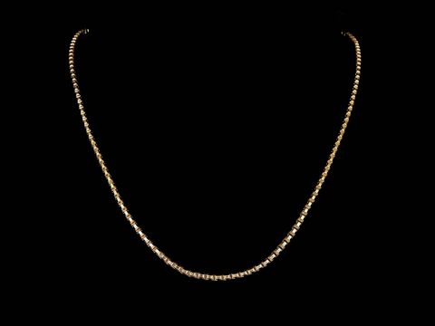 Vergoldete Kette Venezia mit einer Größe von 2,3 x 2,3 mm und einer Länge von 42,5 cm, hergestellt von Juwelier Harnisch, ideal für jeden Anlass.