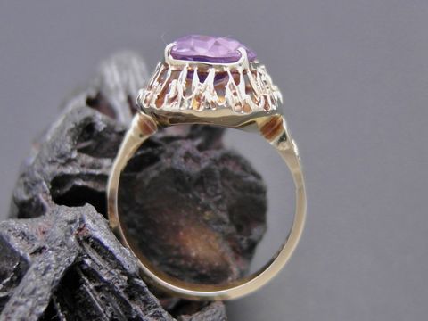 Goldring fantastischen Designs in Größe 57,5, verziert mit einem Amethyst und aus Gold 585. Hergestellt von Juwelier Harnisch, geeignet bis Größe 58/18,5.