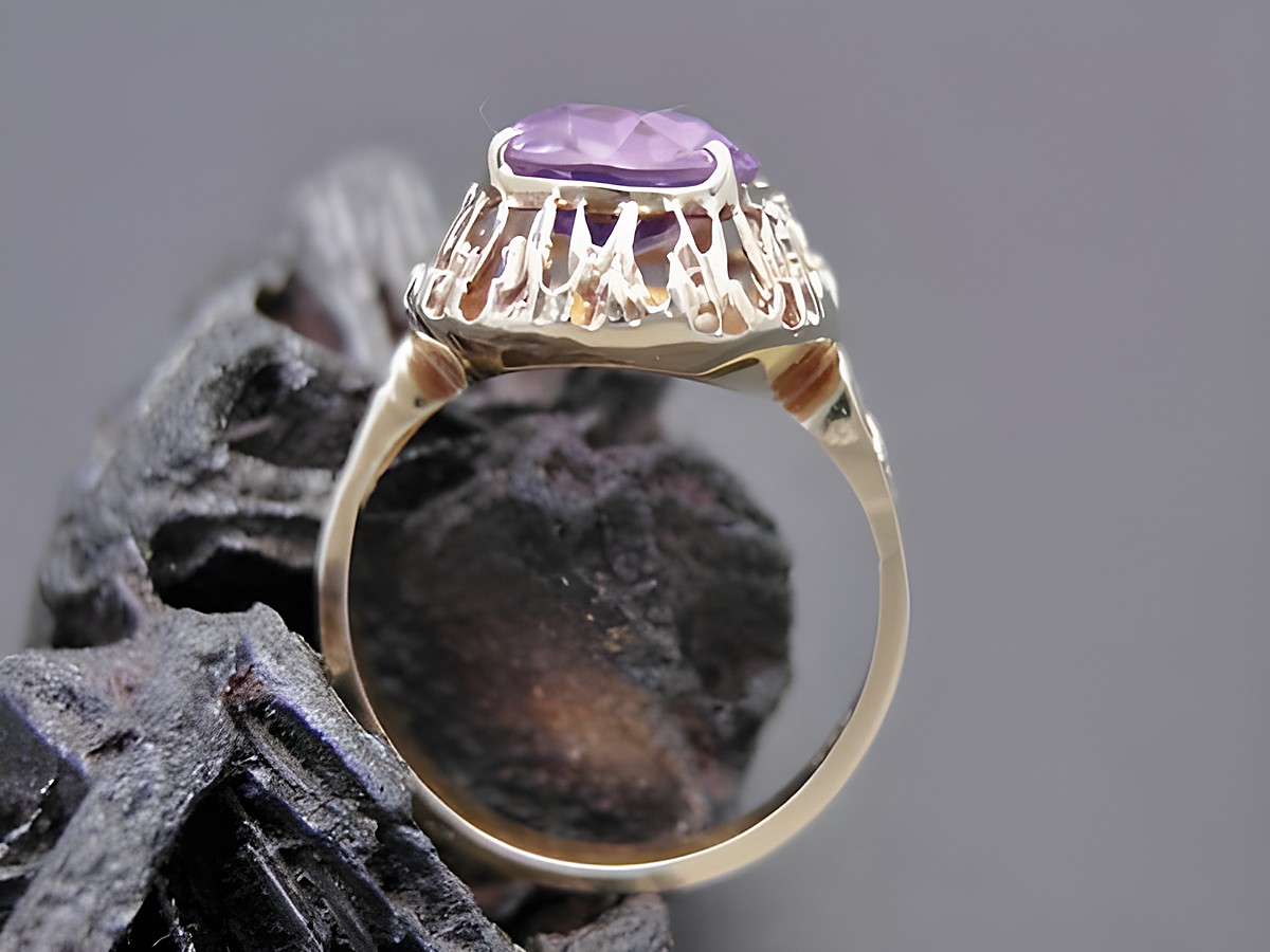 Goldring fantastischen Designs in Größe 57,5, verziert mit einem Amethyst und aus Gold 585. Hergestellt von Juwelier Harnisch, geeignet bis Größe 58/18,5. – Ansicht 2