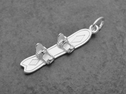 Silber Anhänger in Form eines Snowboards, sportlich gestaltet und teilmattiert, Hersteller Juwelier Harnisch, ideal für Sportliebhaber und Snowboardfans.