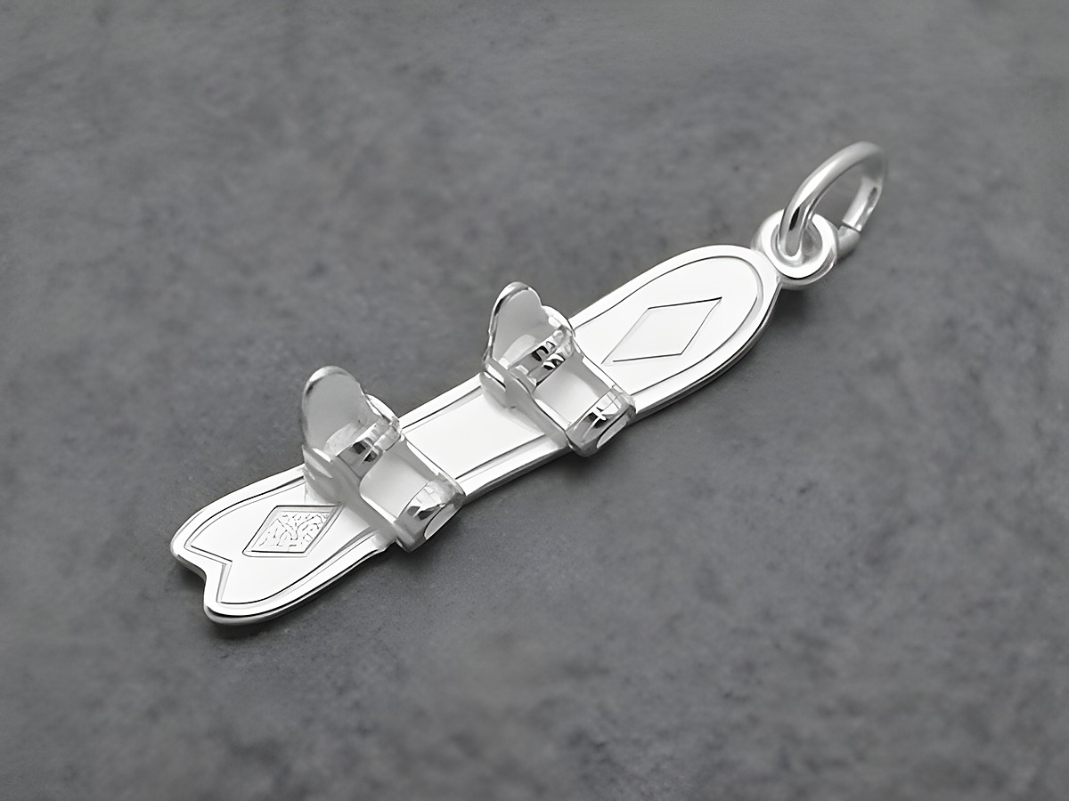 Silber Anhänger in Form eines Snowboards, sportlich gestaltet und teilmattiert, Hersteller Juwelier Harnisch, ideal für Sportliebhaber und Snowboardfans.