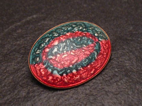 Brosche CIRCLE blau-rosa - Emaille vergoldet - VINTAGE von Juwelier Harnisch, exquisite Emaille Brosche mit strukturiertem ovalem Design in Blau und Rosa.