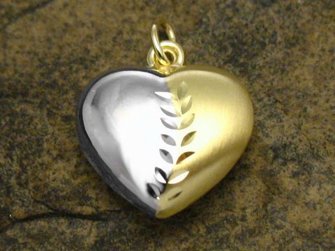 Herzanänger aus Gold und Silber in bicolor mit plastischer Ranke, Hersteller Juwelier Harnisch, ideal als Schmuckstück für besondere Anlässe.