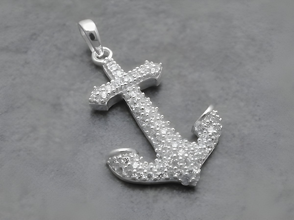 Silber Anhänger in Form eines Ankers, verziert mit weißen Zirkonia, bezaubernd und ideal für maritim inspirierte Schmuckliebhaber. Hersteller: Juwelier Harnisch, Maritim + Seefahrt.