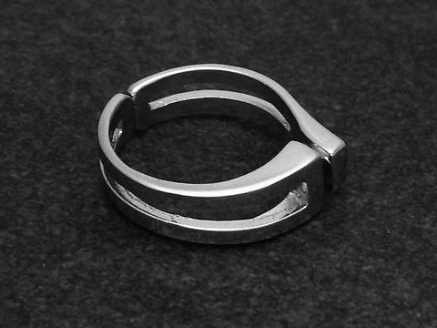 Silberring in rhodiniertem Finish, durchbrochenes Design, Größe wenig verstellbar, hergestellt von Juwelier Harnisch, ohne Stein.