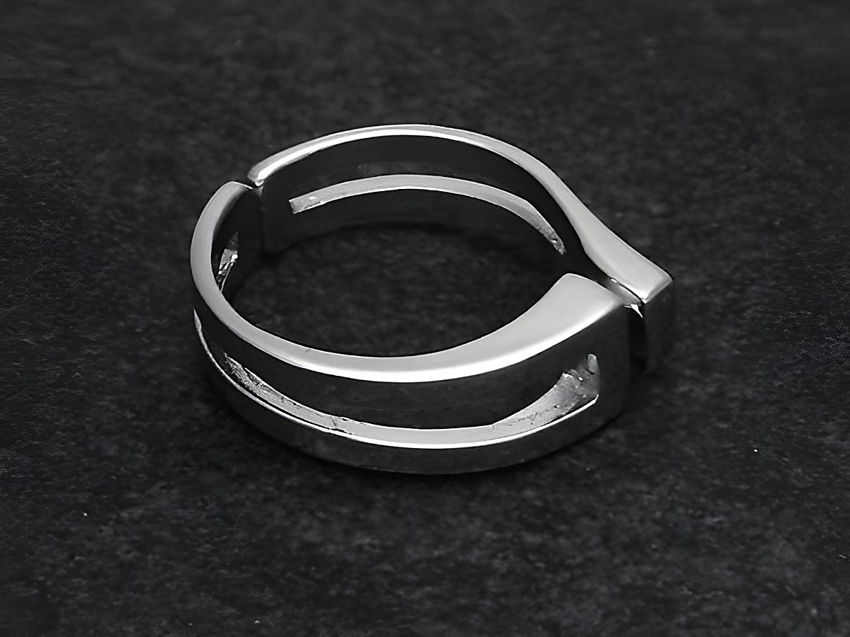 Silberring in rhodiniertem Finish, durchbrochenes Design, Größe wenig verstellbar, hergestellt von Juwelier Harnisch, ohne Stein.