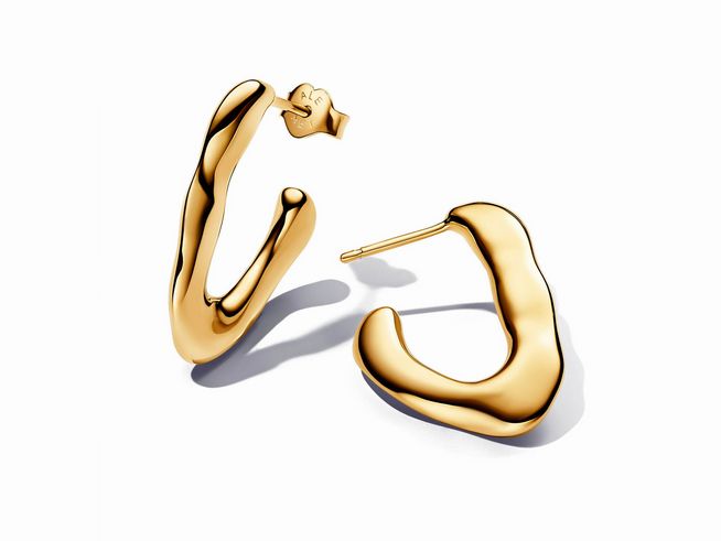 Organisch geformte offene Ohrringe in V-Form aus gelbgoldvergoldetem Material von Pandora, elegant und modern, ideal für verschiedene Anlässe, stilvolles Schmuckstück.