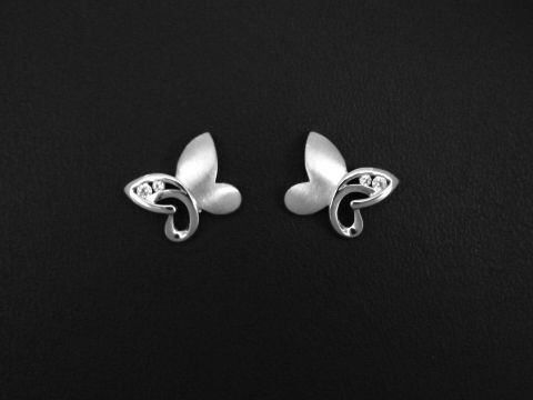 Silber Ohrstecker in Schmetterlingsform, teilmattiert mit Zirkonia, hergestellt von Juwelier Harnisch. Elegant und modern für jeden Anlass.