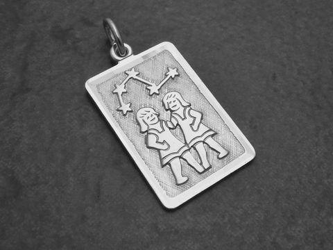 32926-0 Sterling Silber rhodiniert Anhänger für das Sternzeichen Zwilling, rechteckige Form mit gravierten Zwillingen und Sternen, hergestellt von Juwelier Harnisch.